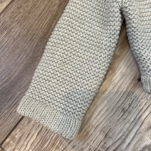 BNWT ! baby GAP Gray/White Faux Fur Tie Cardigan Size 6-12 M - Picture 2 of 6